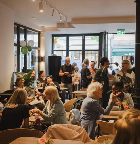 overflow-cafe-wiesbaden-begegnung-menschen-im-cafe