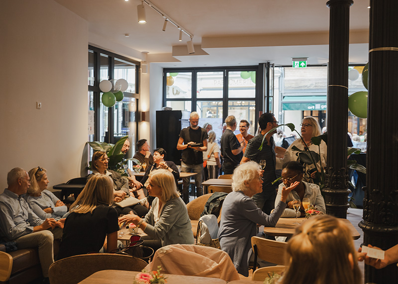 overflow-cafe-wiesbaden-begegnung-menschen-im-cafe